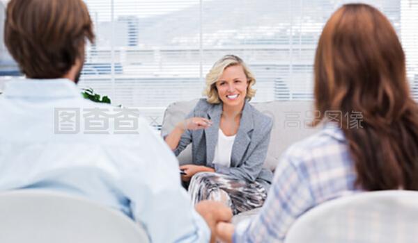 在倾听中治愈 一次家庭心理咨询的观察与思考